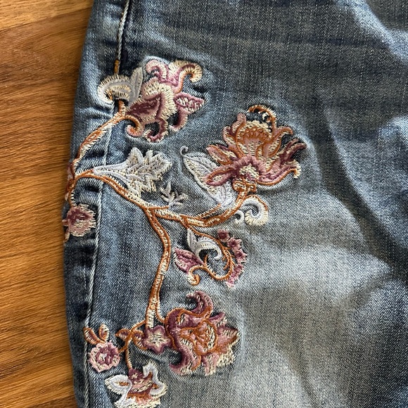 White House Black Market Floral Embellished Embroidered Blue Cropped Jeans Sz 6 - Picture 2 of 16